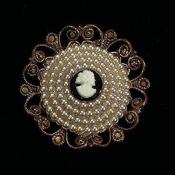 Black & White Cameo w/ Pearls