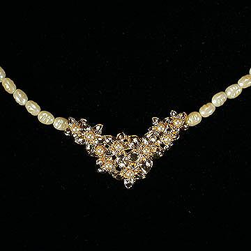 Avon+Golden+Bouquet+Faux+Pearl+Necklace picture 1