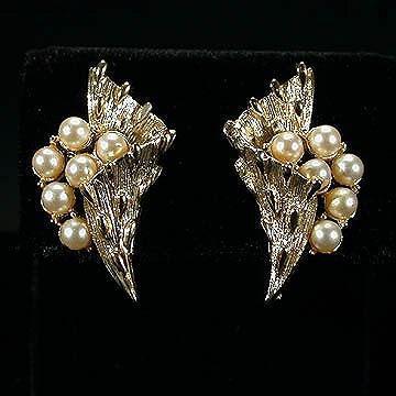 Coro+Goldtone+and+Faux+Pearl+Lily+Earrings picture 1