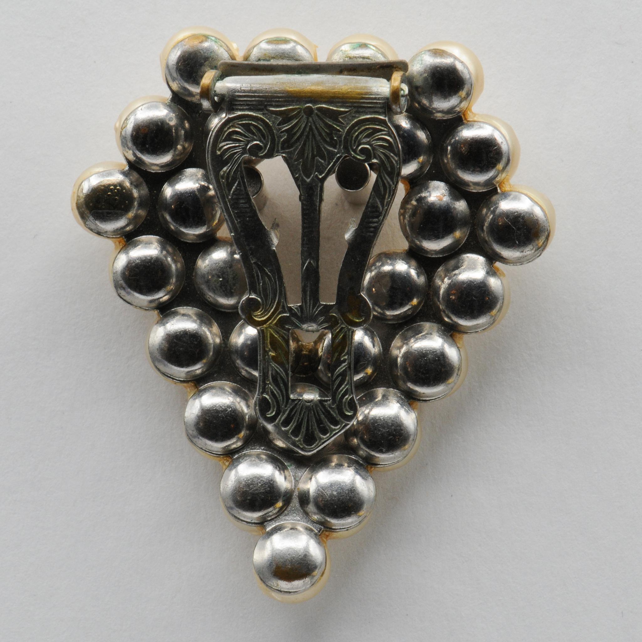 Faux+Pearl+Dress+Clip+with+Open+Center picture 2