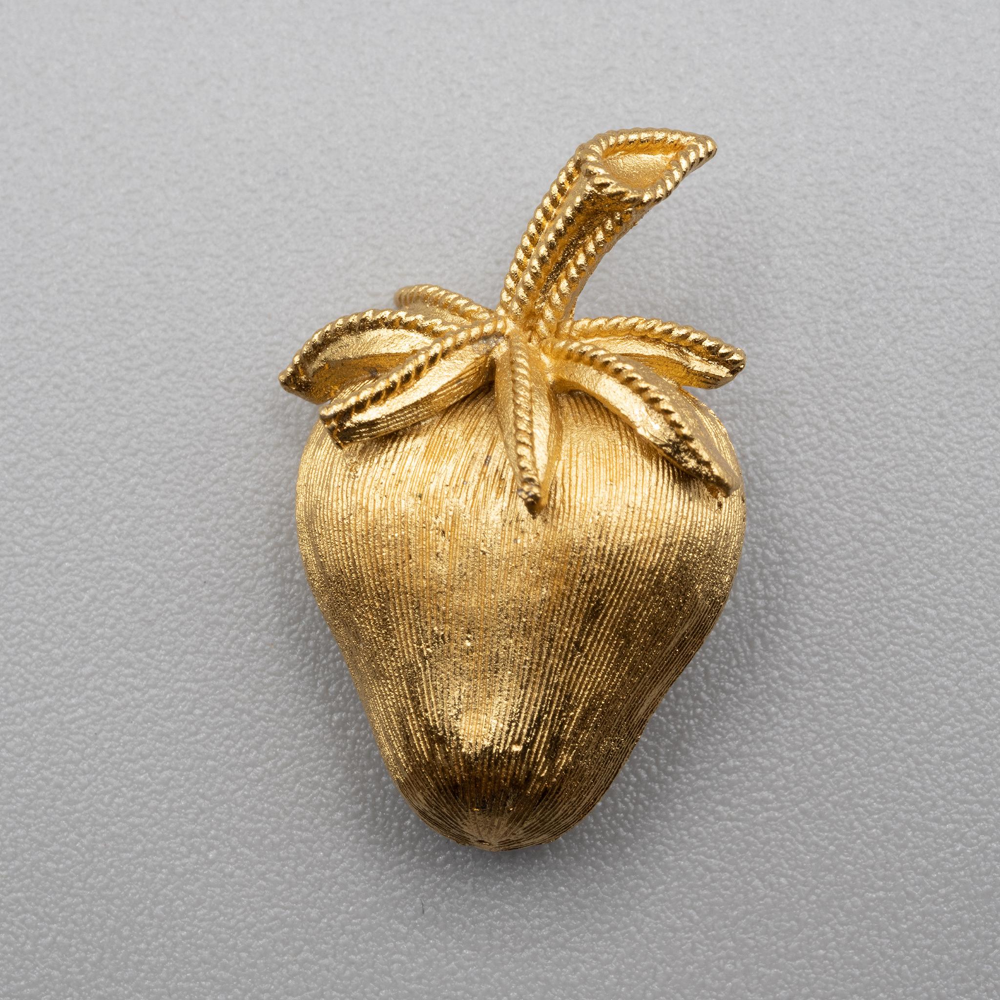 Tiny+Vintage+Trifari+Goldtone+Strawberry+Pin+Brooch picture 1