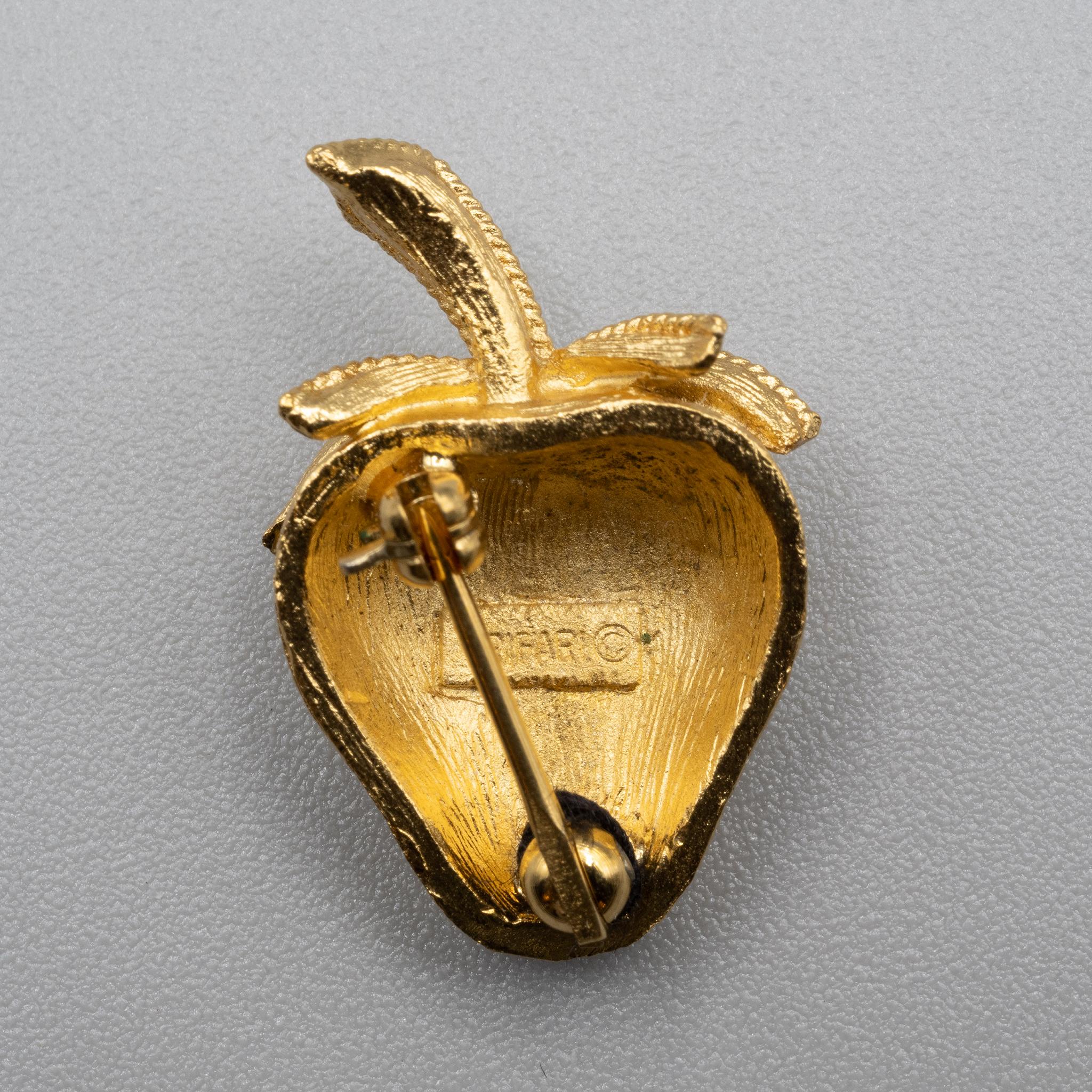 Tiny+Vintage+Trifari+Goldtone+Strawberry+Pin+Brooch picture 2
