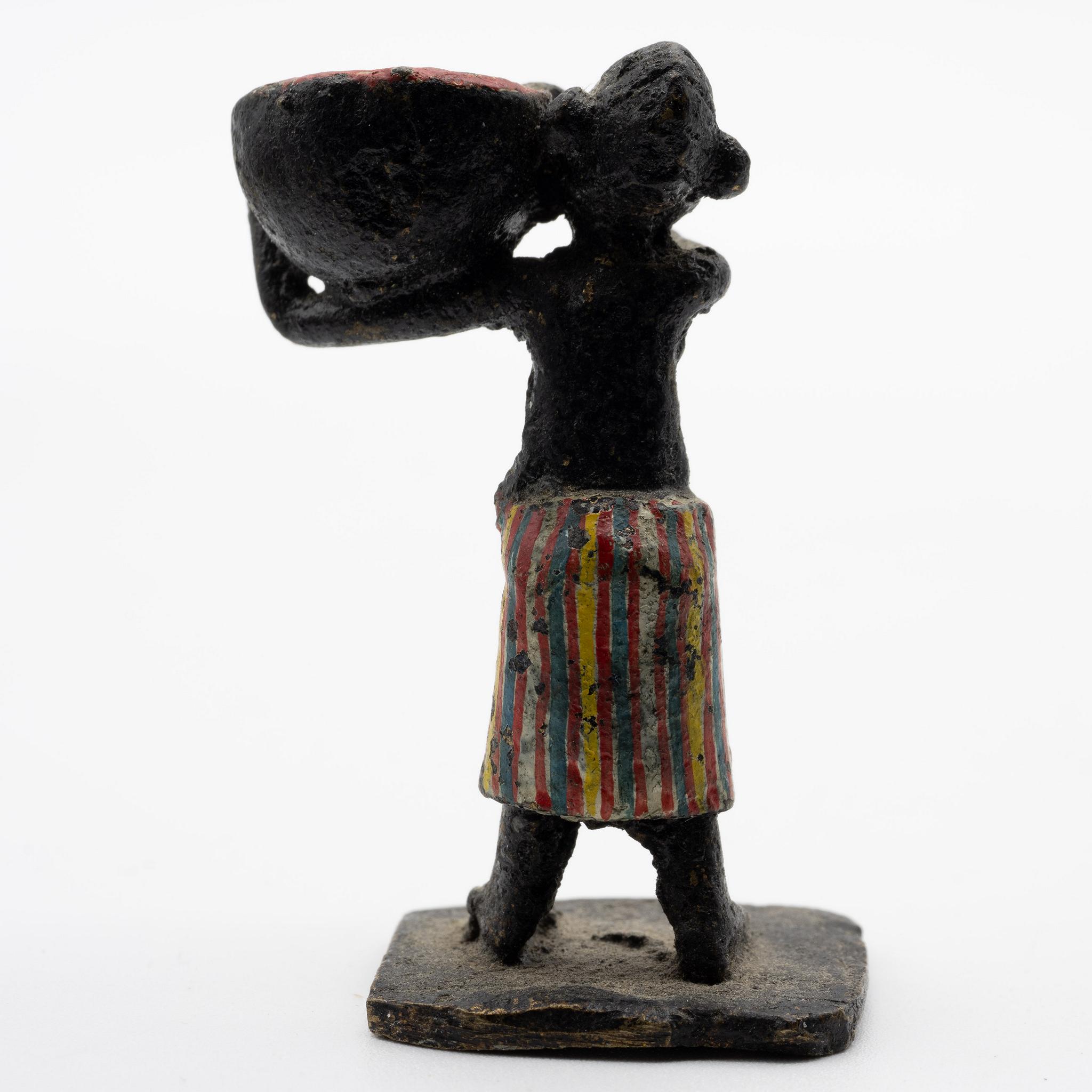 African+Akan+Ashanti+Metal+Figurine+of+Woman+with+Basket+Ethnographic+Folk+Art picture 2