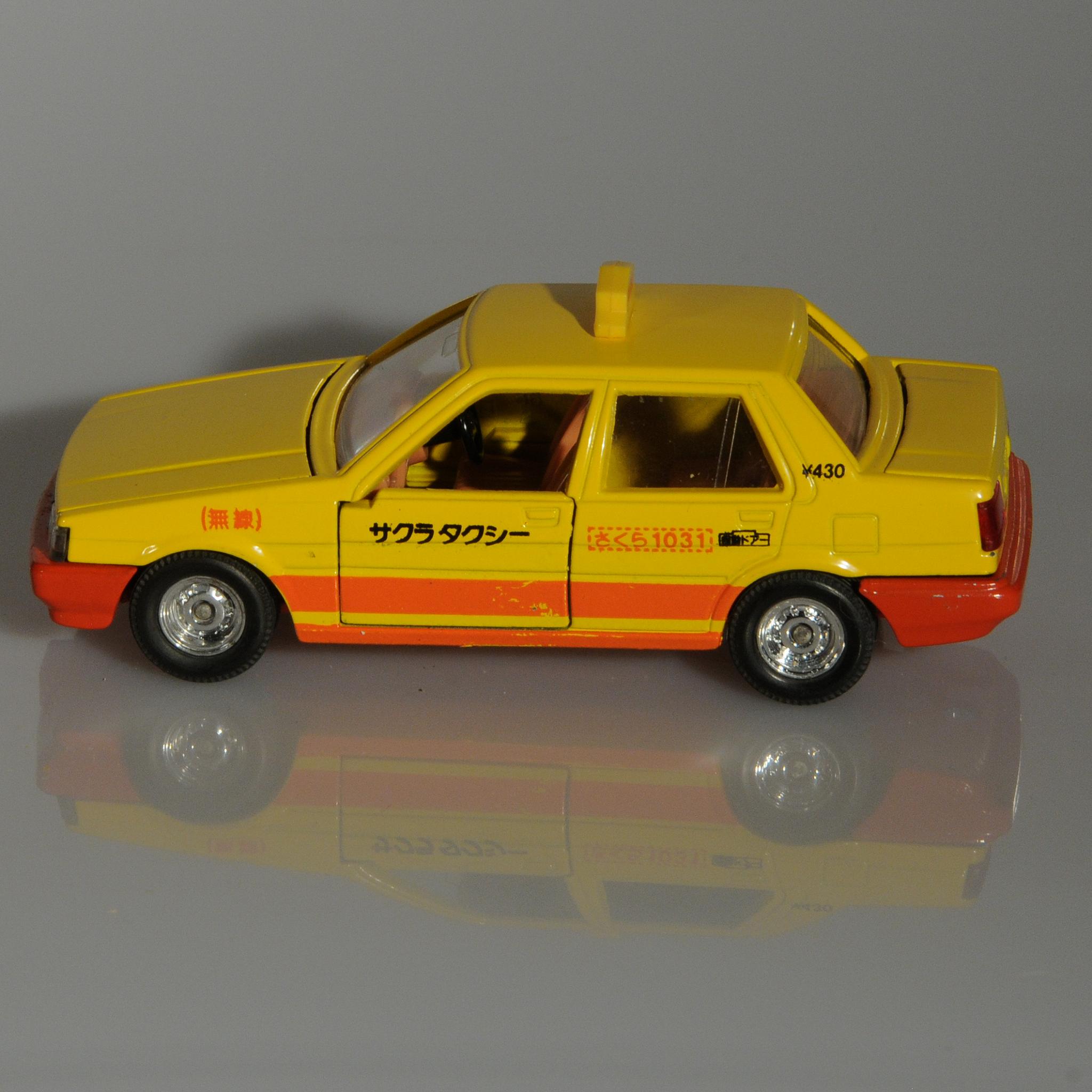 Tomica+Toyota+Corolla+Taxi+Diecast+Model+from+Japan+1%3A43 picture 3