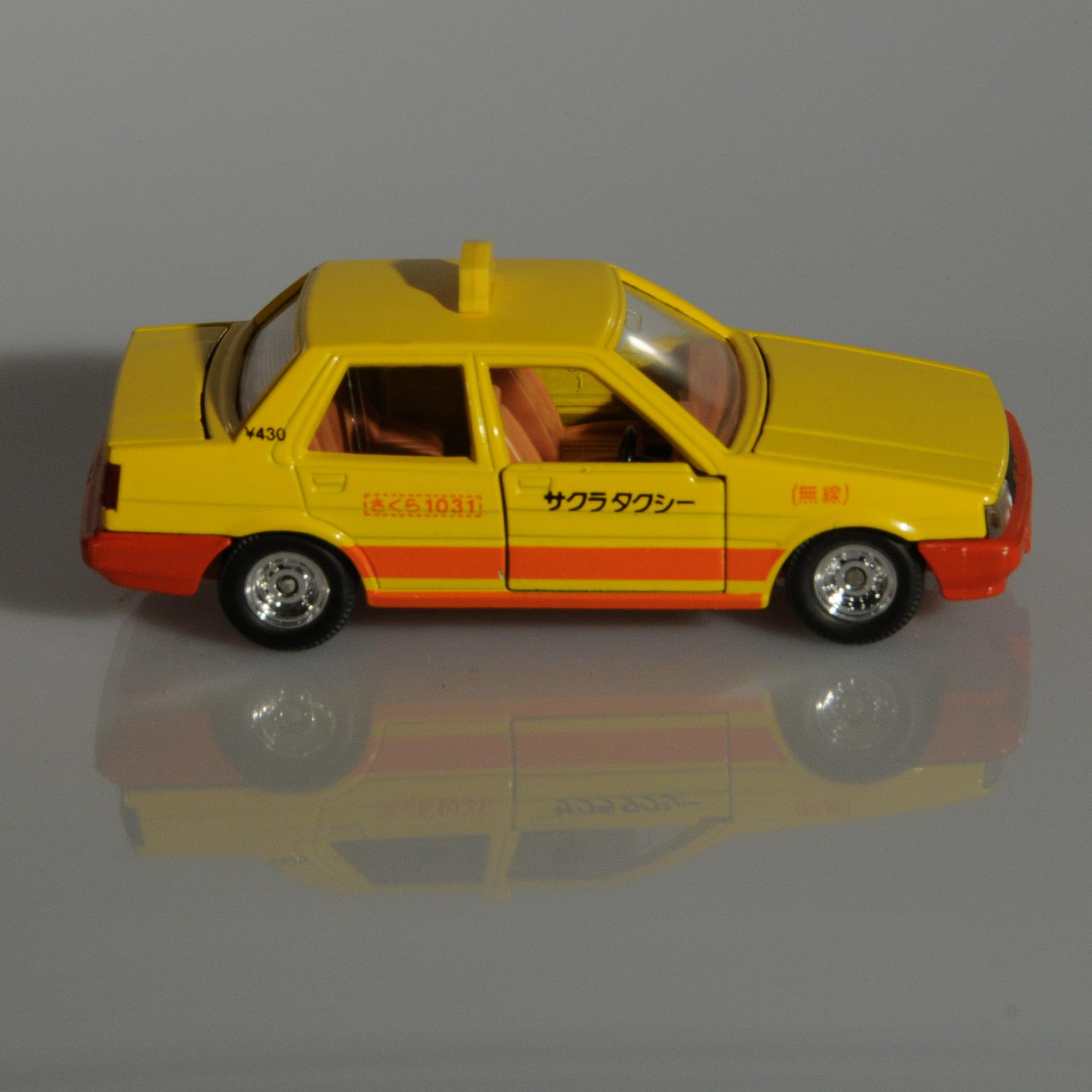 Tomica+Toyota+Corolla+Taxi+Diecast+Model+from+Japan+1%3A43 picture 5