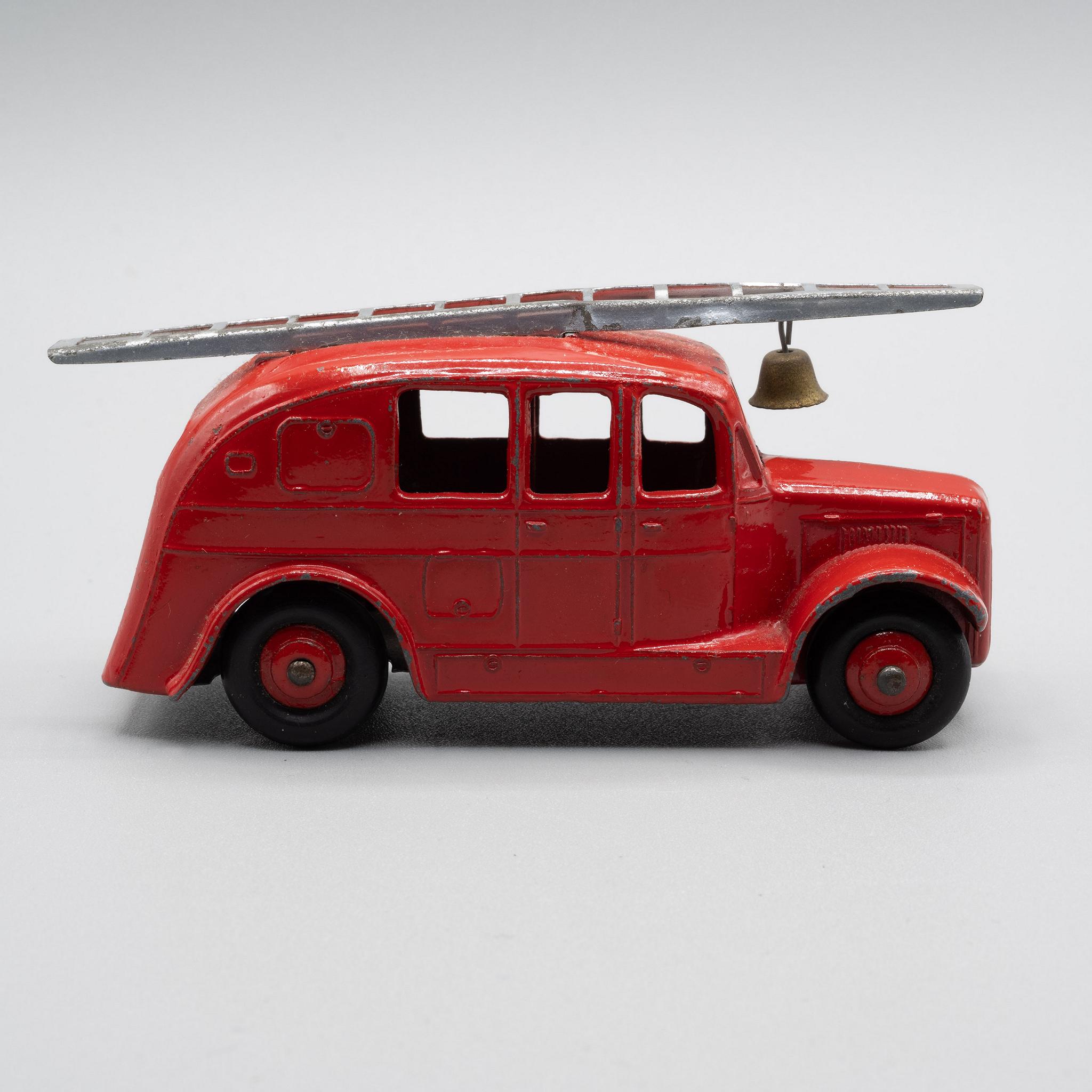 Dinky+Streamlined+Fire+Engine+250 picture 3