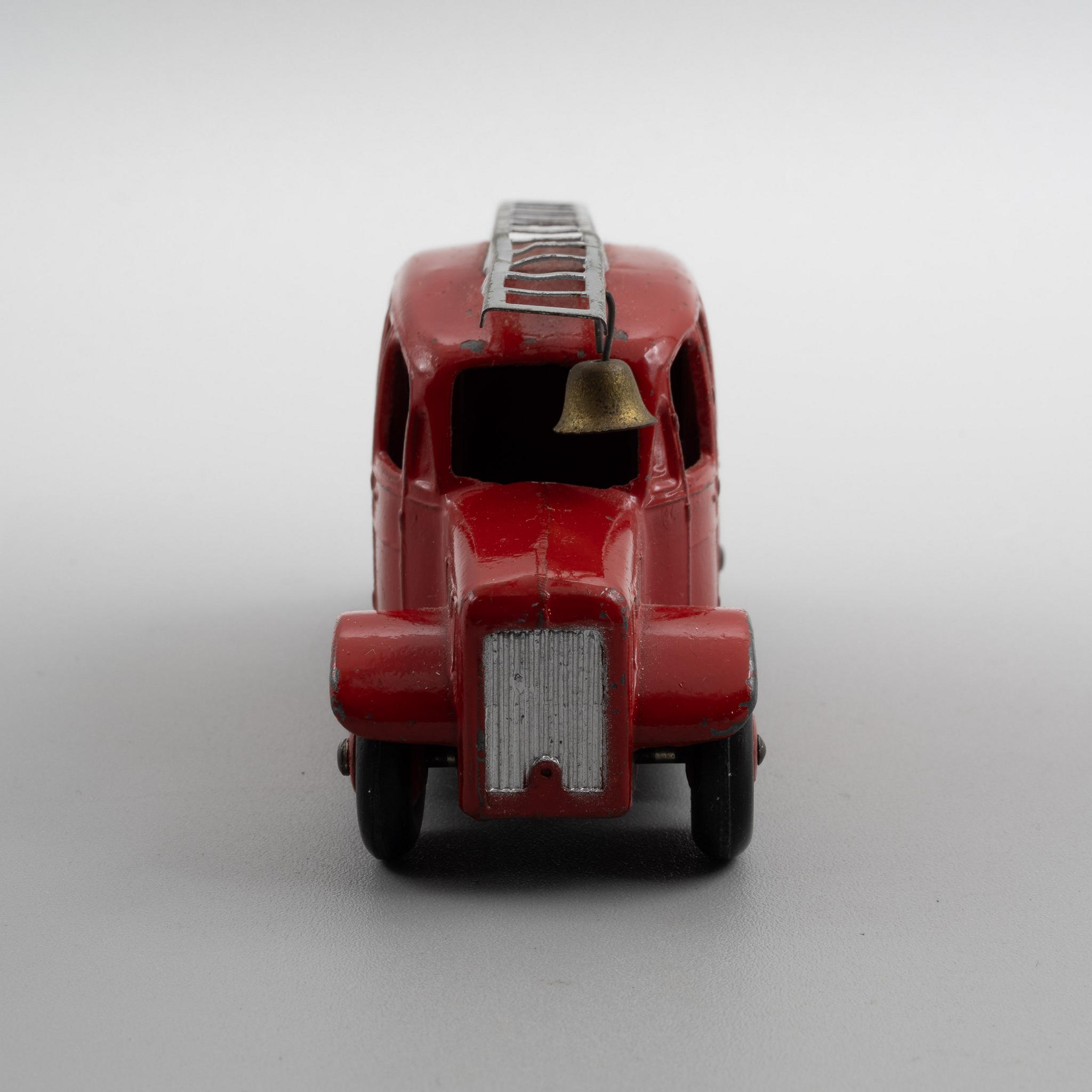 Dinky+Streamlined+Fire+Engine+250 picture 4