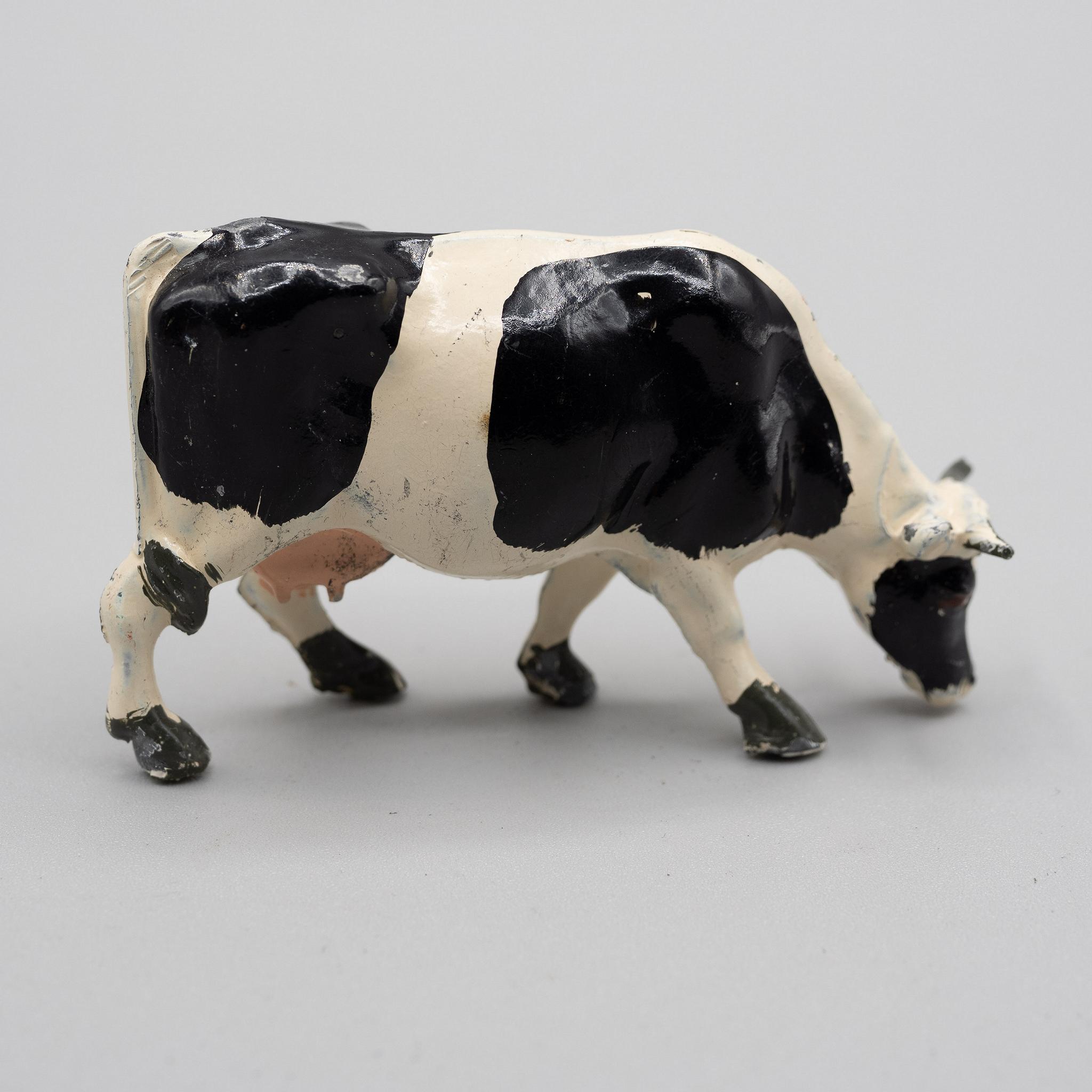 Britains+Lead+Cow+Feeding+Nbr+539+Black+and+White picture 2