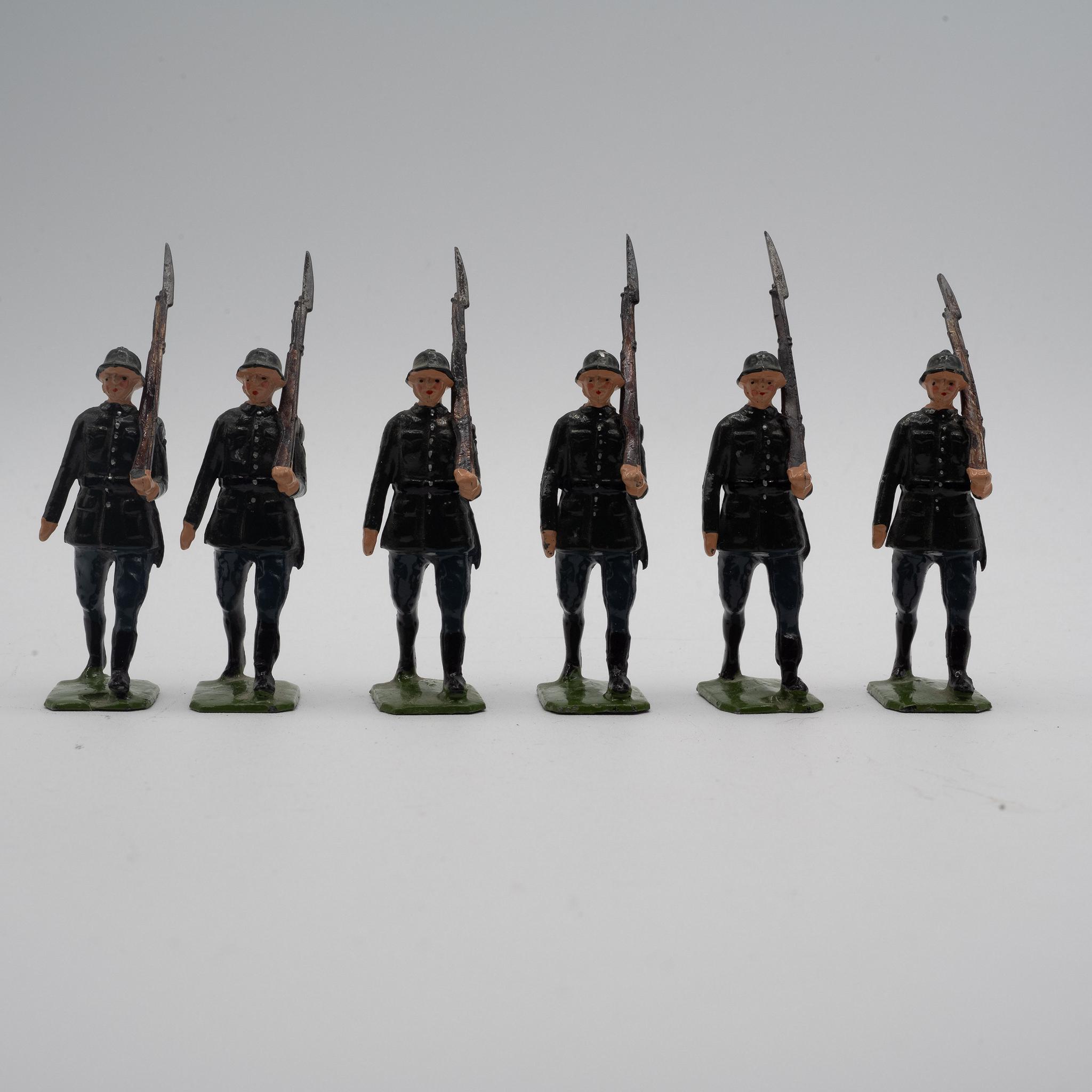 Six+Vintage+Lead+Soldiers+from+Britains+Set+432+German+Infantry picture 1