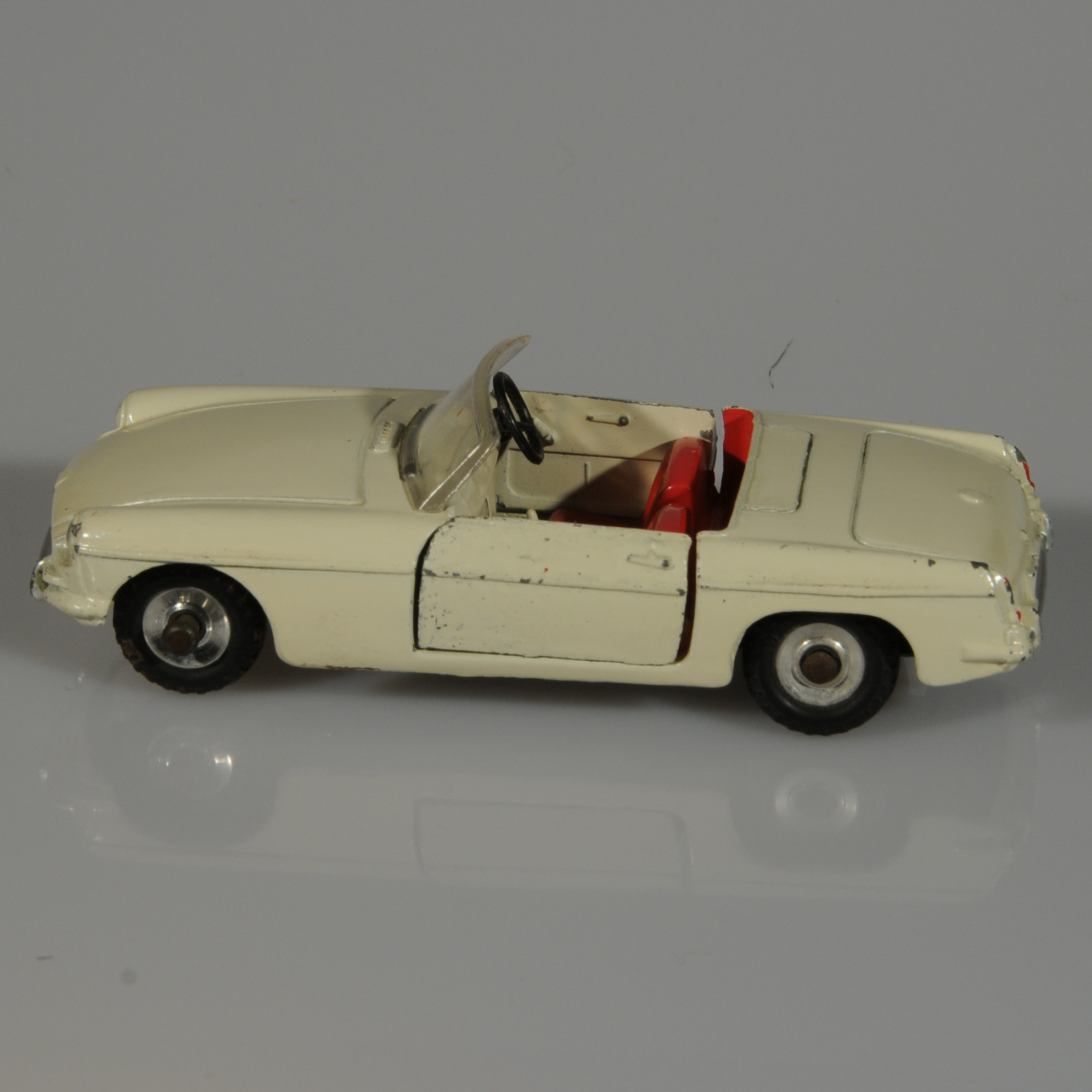 Vintage+Dinky+Toy+MGB+113 picture 3