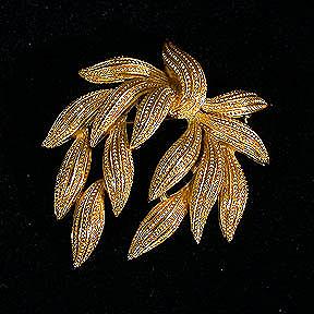 Trifari Goldtone Leafy Swag or Wreath Pin Brooch