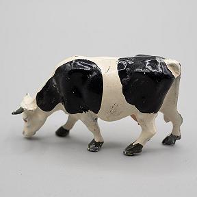 Britains Lead Cow Feeding Nbr 539 Black and White